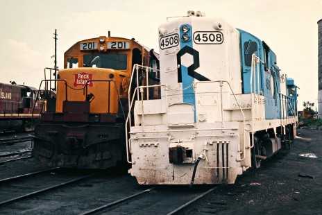 Rock Island locomotives at Blue Island, Illinois, on May 26, 1975. Photograph by John F. Bjorklund, © 2016, Center for Railroad Photography and Art. Bjorklund-82-07-19