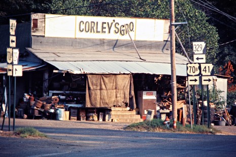 Road side stop along Kansas City Southern Railway in De Queen, Arkansas, on July 17, 1977. Photograph by John F. Bjorklund, © 2016, Center for Railroad Photography and Art. Bjorklund-61-10-12