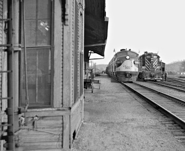 Memphis-bound Frisco freight train passes yard office at Carbon Hill, Alabama, in February 1955. Photograph by J. Parker Lamb, © 2016, Center for Railroad Photography and Art. Lamb-02-001-09