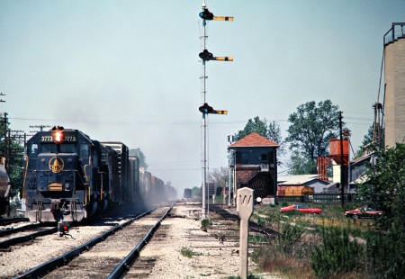 Eastbound Baltimore and Ohio Railroad freight train passing semaphores in Hamler, Ohio, on May 8, 1977. Photograph by John F. Bjorklund, © 2016, Center for Railroad Photography and Art. Bjorklund-92-26-01