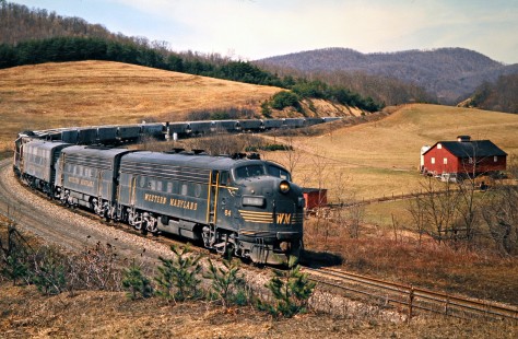 Eastbound Western Maryland Railway freight train at Helmstetter's Curve in Cumberland, Maryland, on March 23, 1975. Photograph by John F. Bjorklund, © 2016, Center for Railroad Photography and Art. Bjorklund-92-07-04