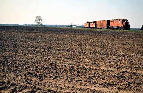 Southbound Detroit, Toledo and Ironton Railroad freight train at Malinta, Ohio, on May 9, 1976. Photograph by John F. Bjorklund, © 2016, Center for Railroad Photography and Art. Bjorklund-50-20-05