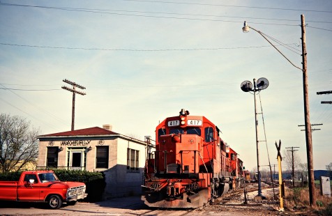 Northbound Detroit, Toledo and Ironton Railroad freight train in Waverly, Ohio, on April 19, 1979. Photograph by John F. Bjorklund, © 2016, Center for Railroad Photography and Art. Bjorklund-51-14-15