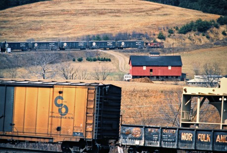 Eastbound Western Maryland Railway freight train at Helmstetter's Curve in Cumberland, Maryland, on March 22, 1975. Photograph by John F. Bjorklund, © 2016, Center for Railroad Photography and Art. Bjorklund-92-05-04