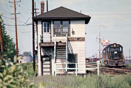 Penn Central freight train passing tower at Wayne Junction, Michigan, on June 17, 1972. Photograph by John F. Bjorklund, © 2016, Center for Railroad Photography and Art. Bjorklund-79-17-12
