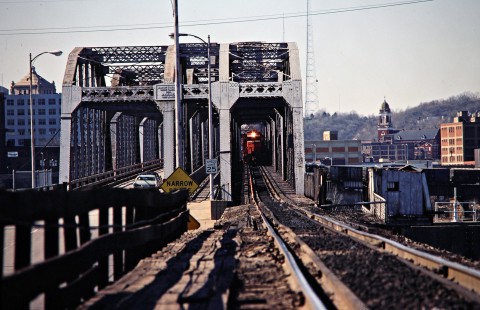 Southbound Detroit, Toledo and Ironton Railroad freight train crossing the Ohio River on the Louisville and Nashville bridge in Newport, Kentucky, on April 5, 1980. Photograph by John F. Bjorklund, © 2016, Center for Railroad Photography and Art. Bjorklund-52-01-21