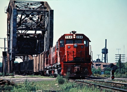 Eastbound Detroit, Toledo and Ironton Railroad freight train on Conrail in Detroit, Michigan, on June 12, 1976. Photograph by John F. Bjorklund, © 2016, Center for Railroad Photography and Art. Bjorklund-50-25-04