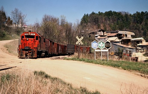 Southbound Detroit, Toledo and Ironton Railroad freight train in Bondclay, Ohio, on April 20, 1979. Photograph by John F. Bjorklund, © 2016, Center for Railroad Photography and Art. Bjorklund-51-16-03