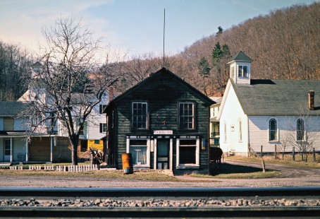 Baltimore and Ohio Railroad at Glenroe, Pennsylvania, on March 23, 1975. Photograph by John F. Bjorklund, © 2016, Center for Railroad Photography and Art. Bjorklund-92-15-19