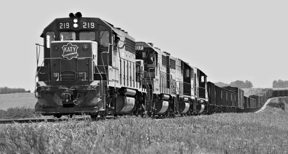 Mixed red and green units lead Katy freight train upgrade toward Taylor, Texas, in June 1973. Photograph by J. Parker Lamb, © 2016, Center for Railroad Photography and Art. Lamb-02-046-01