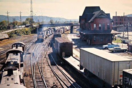 Northbound Lehigh Valley Railroad freight train at Sayre, Pennsylvania, on September 30, 1973. Photograph by John F. Bjorklund, © 2016, Center for Railroad Photography and Art. Bjorklund-82-19-08