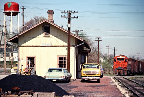 Southbound Detroit, Toledo and Ironton Railroad freight train at the Baltimore and Ohio Depot in Jackson, Ohio, on April 20, 1979. Photograph by John F. Bjorklund, © 2016, Center for Railroad Photography and Art. Bjorklund-51-15-08
