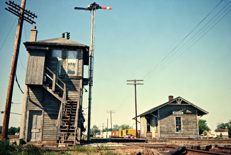 Detroit, Toledo and Ironton Railroad at Malinta, Ohio, on May 9, 1976. Photograph by John F. Bjorklund, © 2016, Center for Railroad Photography and Art. Bjorklund-50-20-21