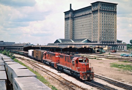 Eastbound Detroit, Toledo and Ironton Railroad freight train on Penn Central track passing Michigan Central Station in Detroit, Michigan, on June 1, 1975. Photograph by John F. Bjorklund, © 2016, Center for Railroad Photography and Art. Bjorklund-50-18-18