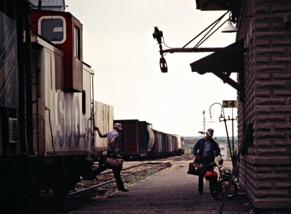 Eastbound Soo Line Railroad freight train dropping off crewmen at station in Wishek, North Dakota, on July 7, 1980. Photograph by John F. Bjorklund, © 2016, Center for Railroad Photography and Art. Bjorklund-83-13-15