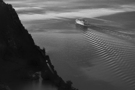 On October 5, 2015, a CSX train follows the curves of New York's Hudson River while a river cruise boat heads upstream past Storm King Mountain. Read more at <a href="http://www.railphoto-art.org/2015-awards" rel="nofollow">www.railphoto-art.org/2015-awards</a>