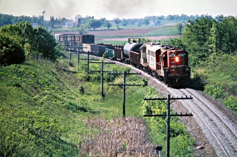 Westbound Soo Line Railroad freight train at Byron, Wisconsin, on May 25, 1975. Photograph by John F. Bjorklund, © 2016, Center for Railroad Photography and Art. Bjorklund-83-03-17