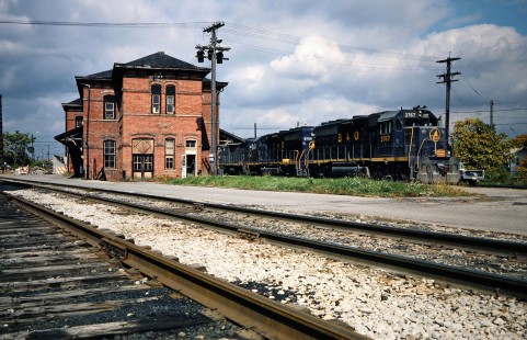 Baltimore and Ohio Railroad freight train at station in Willard, Ohio, on October 11, 1975. Photograph by John F. Bjorklund, © 2016, Center for Railroad Photography and Art. Bjorklund-92-17-16