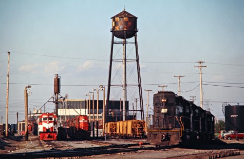 Locomotives of the Detroit, Toledo and Ironton and Conrail (ex-Penn Central) at Flat Rock, Michigan, on May 12, 1976. Photograph by John F. Bjorklund, © 2016, Center for Railroad Photography and Art. Bjorklund-50-22-18