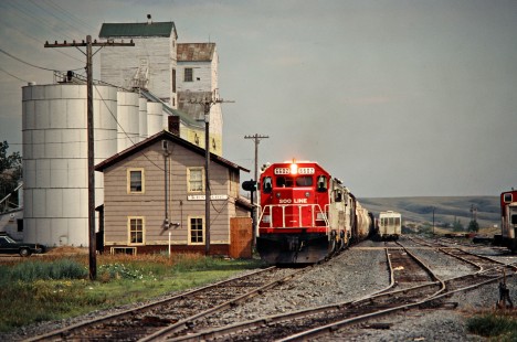 Westbound Soo Line Railroad freight train at Kenmare, North Dakota, on July 5, 1980. Photograph by John F. Bjorklund, © 2016, Center for Railroad Photography and Art. Bjorklund-83-23-06
