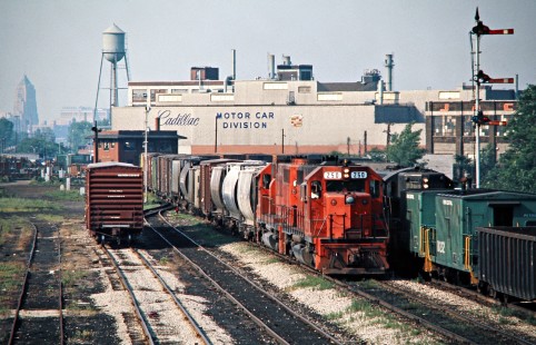 Southbound Detroit, Toledo and Ironton Railroad freight train on Conrail in west Detroit, Michigan, on June 8, 1976. Photograph by John F. Bjorklund, © 2016, Center for Railroad Photography and Art. Bjorklund-50-25-16