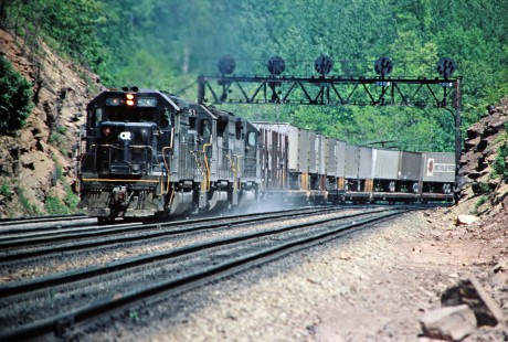 Westbound Conrail freight train at Altoona, Pennsylvania, on May 22, 1977. Photograph by John F. Bjorklund, © 2016, Center for Railroad Photography and Art. Bjorklund-80-21-11