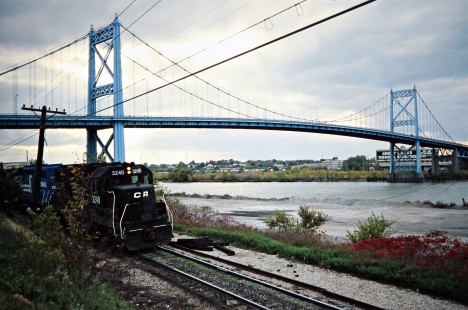 Northbound Conrail freight train in Toledo, Ohio, on October 16, 1977. Photograph by John F. Bjorklund, © 2016, Center for Railroad Photography and Art. Bjorklund-80-28-13