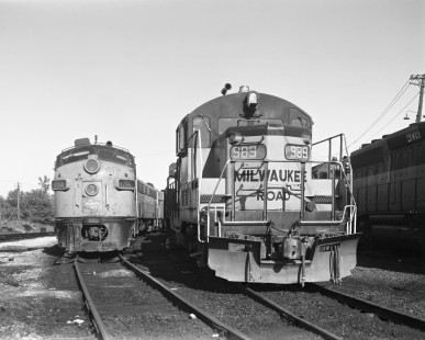 Milwaukee Road diesel locomotive nos. 97A and 989 at Savanna, Illinois, on May 28, 1979. Photograph by Victor Hand. Hand-MILW-67-111