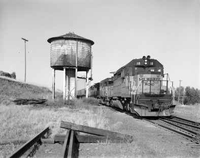 Milwaukee Road diesel locomotive no. 18 leads westbound freight train no. 201 near Ewan, Washington, on September 13, 1979. Photograph by Victor Hand. Hand-MILW-67-156