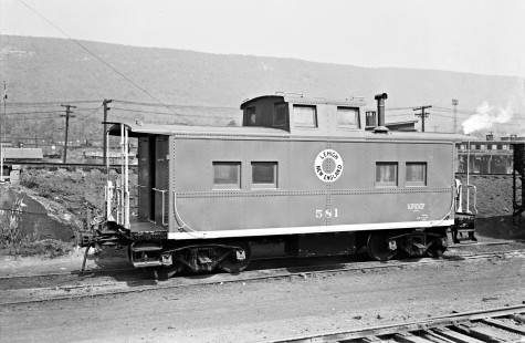 Lehigh and New England caboose 581 at Pen Argyl, Pennsylvania, on September 7, 1946. Photograph by Donald W. Furler, Furler-02-086-01, © 2017, Center for Railroad Photography and Art