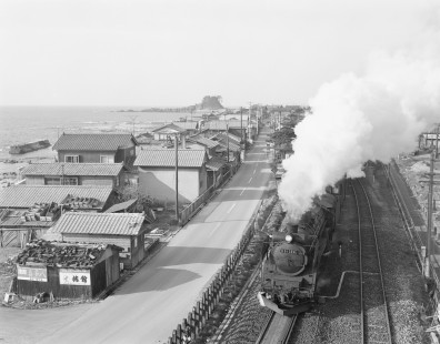 Japanese National Railways steam locomotive no. D51-324 pulling southbound freight train on Uetsu line at Nezugaseki, Yamagata, Japan, on January 13, 1971, Hand-JNR-18-007.JPG
