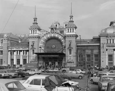 Soviet Railways' Belaruskaya Station in Moscow, Russian Federation, on May 7, 1992. Photograph by Victor Hand, Hand-SZD-254-230