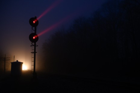 A railroad signal flashes a red light in Ivywood, Pennsylvania, on December 24, 2019. © Patrick Yough