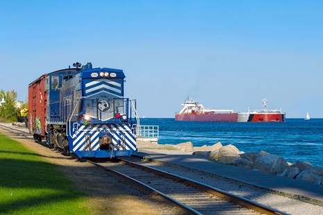 Lake State Railway 1502 pulling the Dunn Paper mill at Port Huron, Michigan as the CN owned Presque Isle sailed out of lower Lake Huron and entered the Saint Clair River on a dazzlingly beautiful afternoon, on October 8, 2019. © Charlie Whipp