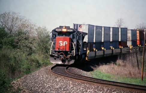 Eastbound Southern Pacific Railroad stack train on curve near Waelder, Texas, in March of 1990. Photograph by J. Parker Lamb. Lamb-03-030-08.JPG; © 2016, Center for Railroad Photography and Art
