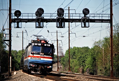 AEM-7 electric locomotive 919 leads a Northeast Regional train south on the Northeast Corridor near Odenton, Maryland, on April 27, 1998. Photograph by John F. Bjorklund, collection of the Center for Railroad Photography & Art, Bjorklund-31-26-06