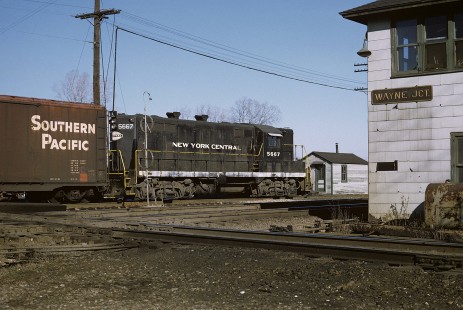 Still in New York Central livery nine months after the Penn Central merger, GP-7 No. 5667 switches the local industries at Wayne Junction, Michigan across the C&O diamond. The train order stand was used for westbound trains on track 1, whereas the switcher was on the adjacent track that connected to the C&O interchange. BOTKIN-10-WT-178 © 1968, William Botkin.