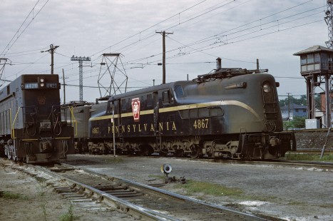 Penn Central locomotive nos. 4420 and GG1 4867 at Enola, Pennsylvania, on June 29, 1968. Photograph by William Botkin, BOTKINW-10-WT-95 © 1968, William Botkin.