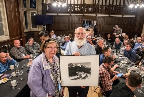 Sharon Hill and Leo King won
the Friday raffle for a framed
Ron Hill print. (EL)