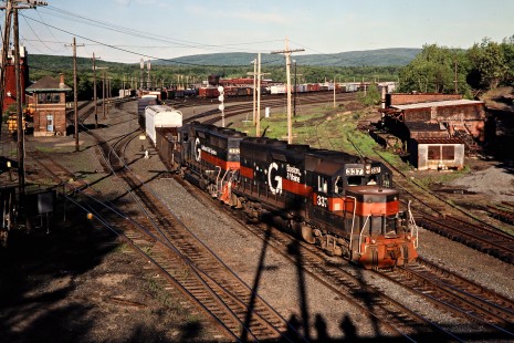 Southbound Guilford Rail System freight train in East Deerfield, Massachusetts, on May 20, 1999. Photograph by John F. Bjorklund, © 2015, Center for Railroad Photography and Art. Bjorklund-32-05-11