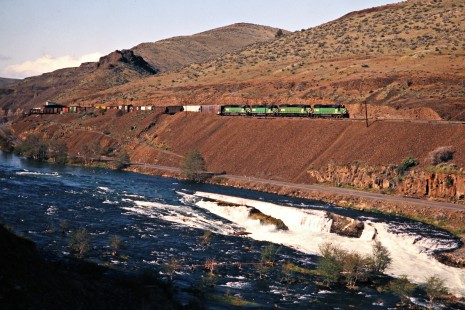 Northbound Burlington Northern Railroad freight train along the Deschutes River near Maupin, Oregon, on April 27, 1975. Photograph by John F. Bjorklund, © 2015, Center for Railroad Photography and Art. Bjorklund-09-08-14
