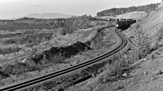 Alaska Railroad freight train curving along the main line, c. 1973. Photograph by Leo King, © 2015, Center for Railroad Photography and Art. King-03-034-005