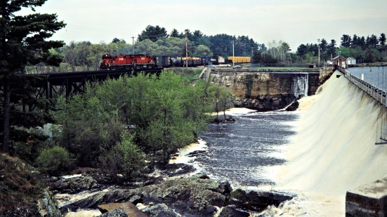 Eastbound Green Bay and Western Railroad freight train crossing the Black River in Hatfield, Wisconsin, on May 13, 1982. Photograph by John F. Bjorklund, © 2015, Center for Railroad Photography and Art. Bjorklund-43-09-04