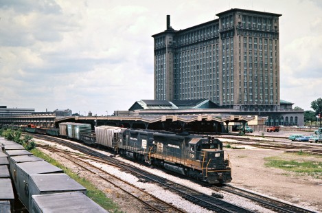 Eastbound Penn Central freight train in Detroit, Michigan, on June 1, 1975. Photograph by John F. Bjorklund, © 2016, Center for Railroad Photography and Art. Bjorklund-79-29-06