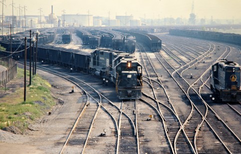 Penn Central coal in the Chesapeake and Ohio yards at Toldeo, Ohio, on May 21, 1972. Photograph by John F. Bjorklund, © 2015, Center for Railroad Photography and Art. Bjorklund-33-07-11