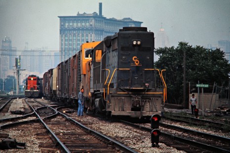 Chesapeake and Ohio Railway freight train in Detroit, Michigan, on June 10, 1975. Photograph by John F. Bjorklund, © 2015, Center for Railroad Photography and Art. Bjorklund-33-18-03