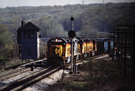 Eastbound CSX Transportation freight train in New Castle, Pennsylvania, on May 12, 1988. Photograph by John F. Bjorklund, © 2015, Center for Railroad Photography and Art. Bjorklund-35-28-11