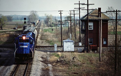 Westbound Conrail freight train passing the tower in Maple Grove, Ohio, on May 6, 1984. Photograph by John F. Bjorklund, © 2015, Center for Railroad Photography and Art. Bjorklund-29-09-08