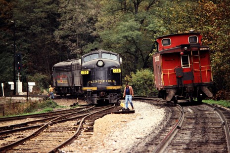 Set of four Clinchfield Railroad F-unit helper locomotives and caboose at Altapass, North Carolina, on October 17, 1980. Photograph by John F. Bjorklund, © 2015, Center for Railroad Photography and Art. Bjorklund-41-24-05