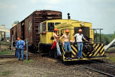 Crewmen on the Green Bay and Western Railroad at Wisconsin Rapids, Wisconsin, on May 13, 1982. Photograph by John F. Bjorklund, © 2015, Center for Railroad Photography and Art. Bjorklund-43-10-13